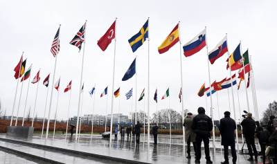 Švedska zastava pred sjedištem NATO-au Bruxellesu 