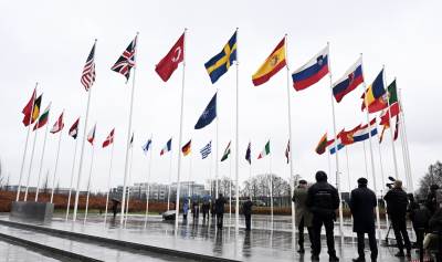 Švedska zastava pred sjedištem NATO-au Bruxellesu Švedska zastava pred sjedištem NATO-au Bruxellesu