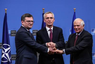 Dmitro Kuleba, Jens Stoltenberg i Josep Borrell 